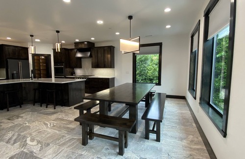 Coos Bay House | Luxurious Modern Retreat with 3 King Suites