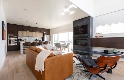 East Central House | Luxurious Mountain-View Townhouse