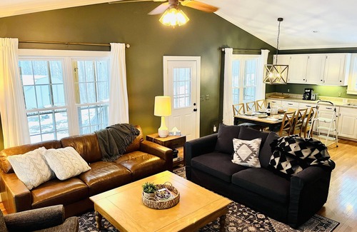 Hot Springs Cabin | Luxurious Mountain Cottage with Hot Tub and Full Amenities