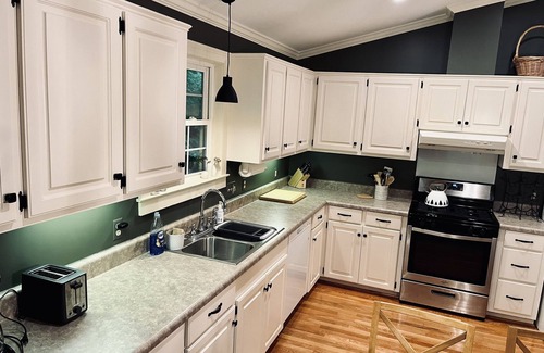 Hot Springs Cabin | Luxurious Mountain Cottage with Hot Tub and Full Amenities