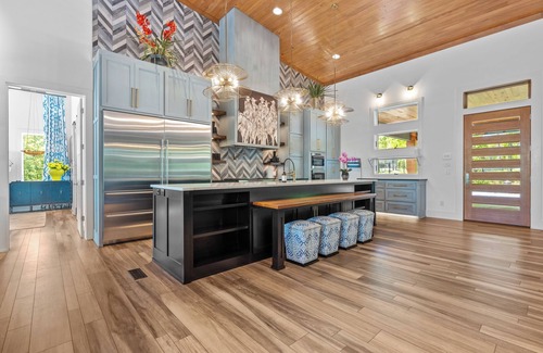Mid America House | Luxurious Mountain Retreat with 4 King Ensuites, Hot Tub, Pool and Creek Views!