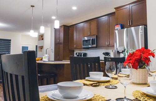 Northeast Edmonton House | Luxurious n3 Bedroom House NW Edmonton n6 Guests .3 Bedrooms .3 Bedsn2.5 Baths