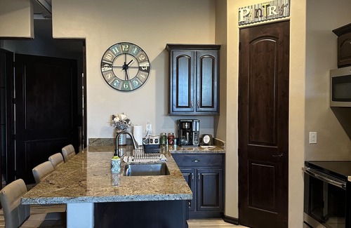 North Valley House | Luxurious North Valley Retreat, minutes to Balloon Fiesta Park, brewery & shops.