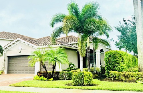 Naples House | LUXURIOUS OPEN CONCEPT WATERFRONT HOME. 3 BED 3 BATH. PRIVATE HEATED POOL & SPA.