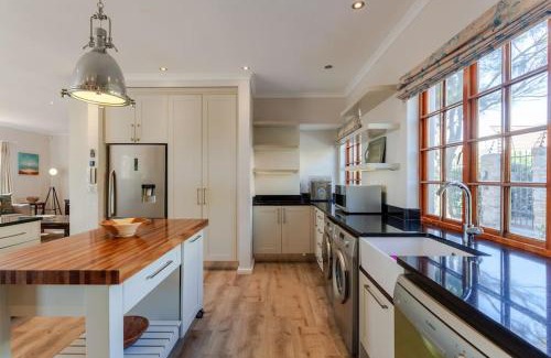 Capri House | Luxurious Peaceful Mountain Retreat-Heated Pool