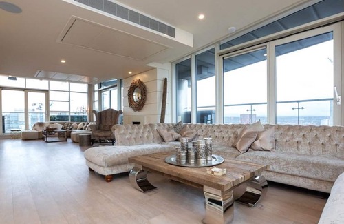 Castlefield Apartment | Luxurious Penthouse with a beautifully landscaped terrace