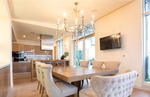 Castlefield Apartment | Luxurious Penthouse with a beautifully landscaped terrace