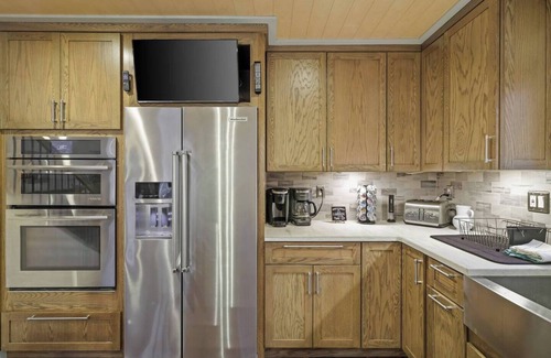 East Stroudsburg House | Luxurious Poconos Retreat~Hot Tub, Sauna, Games, Fire Pit, Pets Welcome!