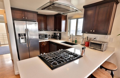 El Segundo Condo | Luxurious Private Beach Condo Near it All, w/OCEAN VIEWS!!