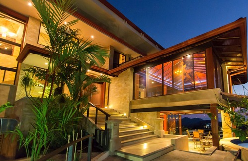 Valle Pura Vida Villa | Luxurious, Private Chef, Mesmerizing views, lots of WILDLIFE