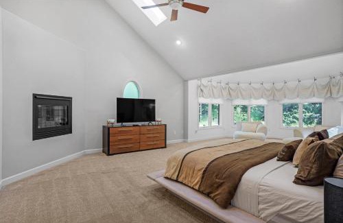 Mooresville House | Luxurious Private Lakefront Paradise home