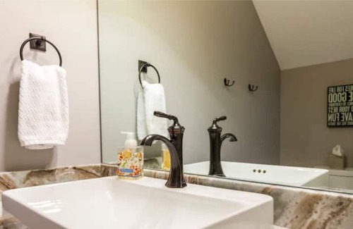 Green Hills Apartment | Luxurious Private Studio, 10 min to downtown