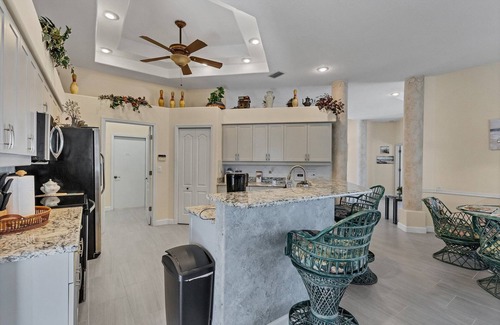South Venice Villa | Luxurious Private Villa, Large Heated pool, 1 mile to beach, 3 King Beds, Wi-fi