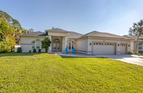 South Venice Villa | Luxurious Private Villa, Large Heated pool, 1 mile to beach, 3 King Beds, Wi-fi