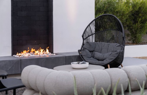 Coachella House | Luxurious professionally designed home!: Rich Design with Boutique Hotel Elegance