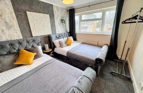 Maidstone Apartment | Luxurious Retreat 4bd in Maidstone