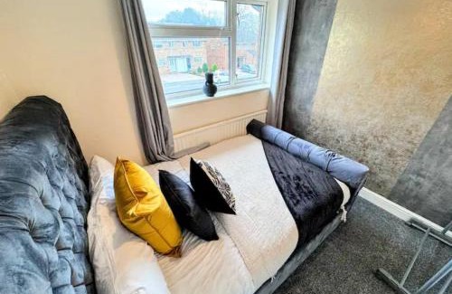 Maidstone Apartment | Luxurious Retreat 4bd in Maidstone