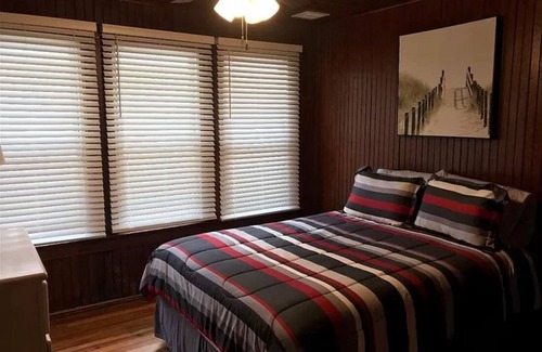 Glasser House | LUXURIOUS RETREAT IN A TRANQUIL SMALL TOWN FOR A PEACEFUL GETAWAY