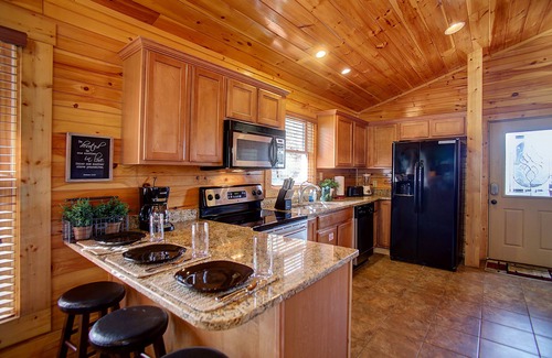 Hemlock Hills Cabin | Luxurious, Romantic, Cozy Cabin/Great Reviews/Close to Town/Clean/Hot tub!