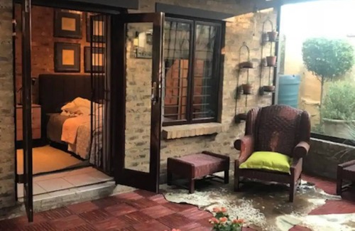 Die Wilgers Bed & Breakfast | Luxurious Room Accommodation with living area for single person or a couple! 🌟n