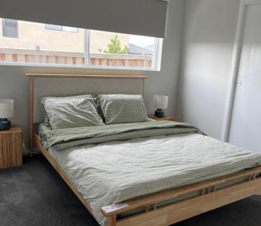 Wollert Bed & Breakfast | Luxurious room stay- 25 min to Melbourne Airport and next to Hume Freeway