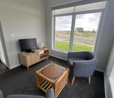 Wollert Bed & Breakfast | Luxurious room stay- 25 min to Melbourne Airport and next to Hume Freeway