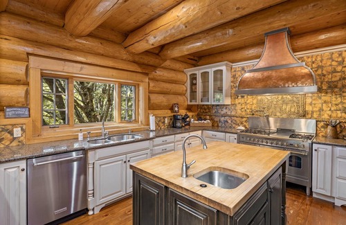Wishon Cabin | Luxurious Rustic Log Cabin- Moosehead Lodge Bass Lake