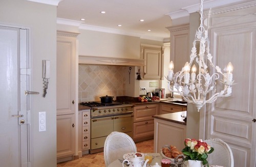 Antibes City Centre Apartment | Luxurious seafront 2 bedrooms flat superb view, WIFI, AC, for 4 close to beach
