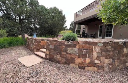 Vista Encantada House | Luxurious, Serene Guest House Only 2 miles from Famed Santa Fe Plaza