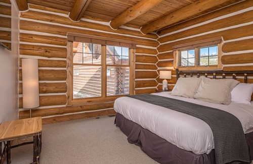 Powder Ridge Cabin | Luxurious Ski-in and Ski Out Log Cabin! Near the Resort with a Private Patio, Ho