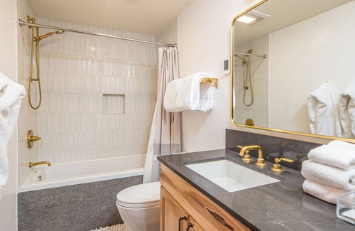 Powder Ridge Cabin | Luxurious Ski-in and Ski Out Log Cabin! Near the Resort with a Private Patio, Ho