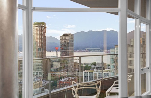 Crosstown Apartment | Luxurious Skyview Penthouse with Stunning Mountain/Ocean views w/hot-tub
