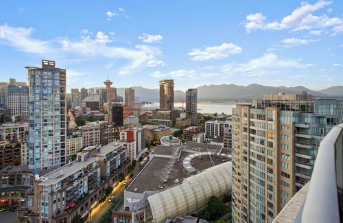 Crosstown Apartment | Luxurious Skyview Penthouse with Stunning Mountain/Ocean views w/hot-tub