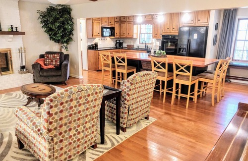 Milton Apartment | Luxurious & Spacious Apartment in Wooded Home