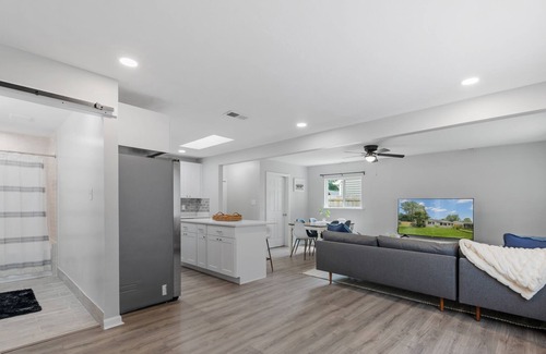 Northwest House | Luxurious Stay at Modern Town Center Bungalow