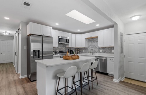 Northwest House | Luxurious Stay at Modern Town Center Bungalow