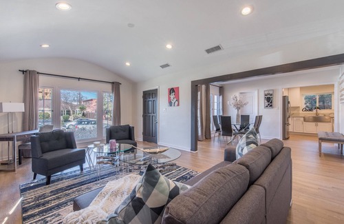 North Hollywood House | Luxurious Studio City Home