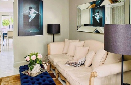 South Richmond House | Luxurious & stylish cottage in central Richmond. 10 mins to river, park, train.