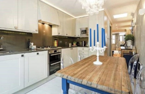 South Richmond House | Luxurious & stylish cottage in central Richmond. 10 mins to river, park, train.