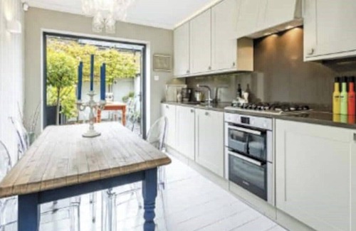 South Richmond House | Luxurious & stylish cottage in central Richmond. 10 mins to river, park, train.