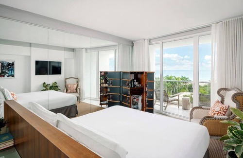 City Center Resort | Luxurious Suites in Miami Beach! Outdoor Pool, Pets are Welcome here!