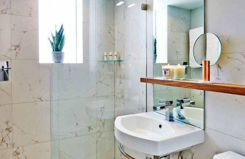 City Center Resort | Luxurious Suites in Miami Beach! Outdoor Pool, Pets are Welcome here!
