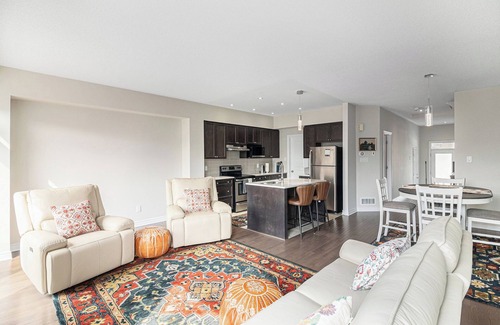 Ottawa Division House | Luxurious Tastefully Furnished 3 Bedroom Home in Ottawa