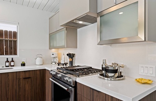 Historic Tennis Club Condo | Luxurious Tennis Club Bungalow 4 with Mountain Views and Walks to Downtown Palm Springs!
