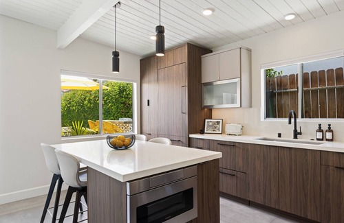 Historic Tennis Club Condo | Luxurious Tennis Club Bungalow 4 with Mountain Views and Walks to Downtown Palm Springs!