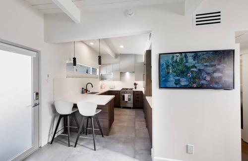 Historic Tennis Club Condo | Luxurious Tennis Club Bungalow 2 with Mountain Views and Walks to Downtown Palm Springs!