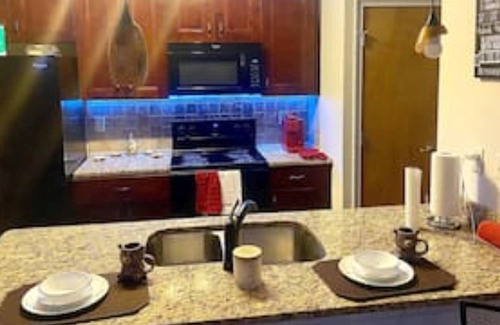 West End Condo | Luxurious top floor 2 bed/ 2 bath condo