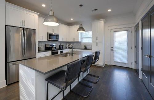 Charlotte Park House | Luxurious Townhome Music City Group Retreat