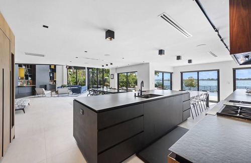North Miami Villa | Luxurious Tranquil Resort Mansion in Vibrant Miami Awaits