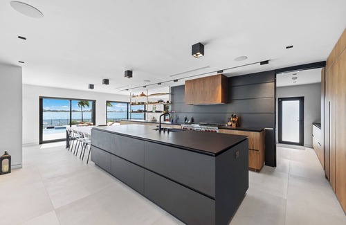 North Miami Villa | Luxurious Tranquil Resort Mansion in Vibrant Miami Awaits